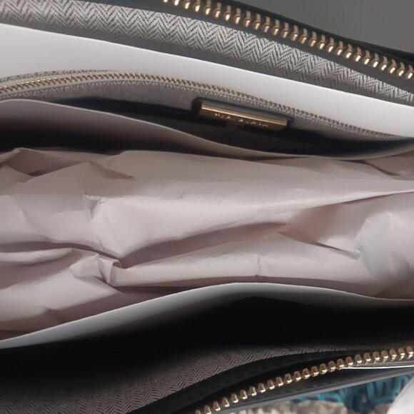 GORGEOUS NEW LARGE TORY BURCH ROBINSON LEATHER TOTE - Picture 10 of 15